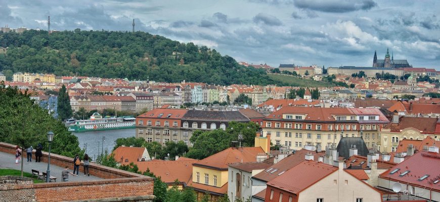 Buildings Roofs Architecture City  - Duernsteiner / Pixabay