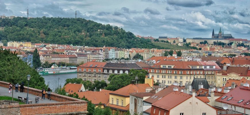 Buildings Roofs Architecture City  - Duernsteiner / Pixabay